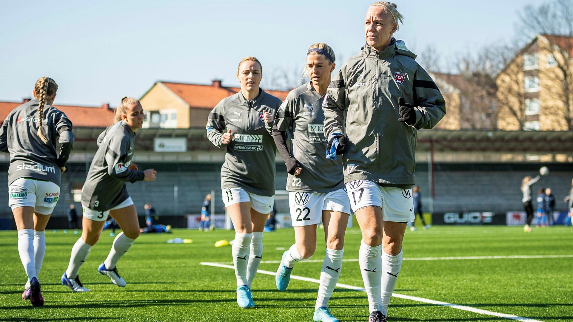 Regerande mästaren Rosengård – här med stjärntrion Mimmi Larsson, Olivia Schough och lagkapten Caroline Seger – är stor guldfavorit inför årets damallsvenska.