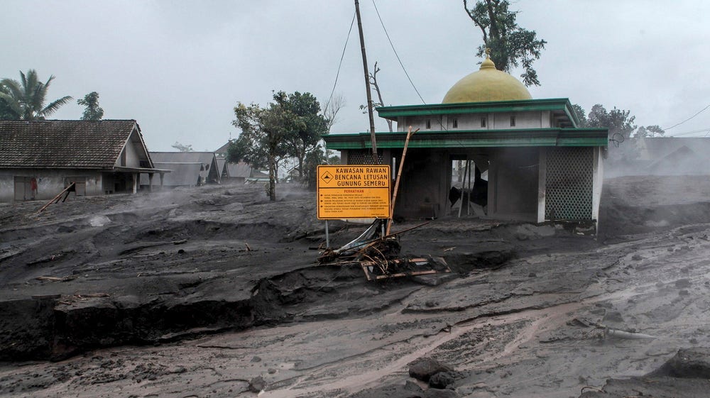 Minst 2 400 flyr vulkanen i Indonesien