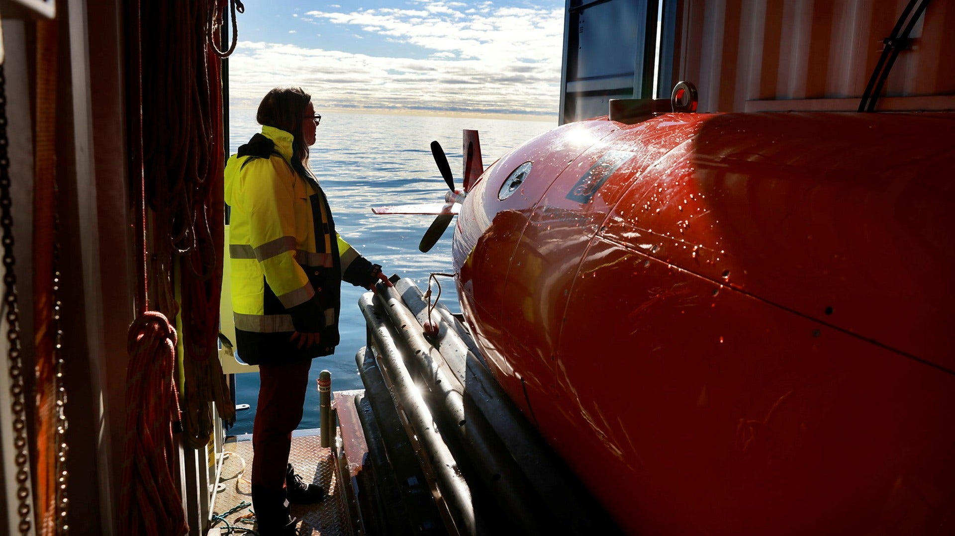 Forskare Anna Wåhlin sänker ner undervattensfarkosten Ran i Östersjön år 2022. Ran kan ta upp prover och mäta olika salhalter, koldioxid, nitrat med mera.