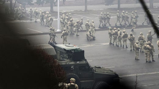 Säkerhetsstyrkor vid protesterna i Kazakstan.