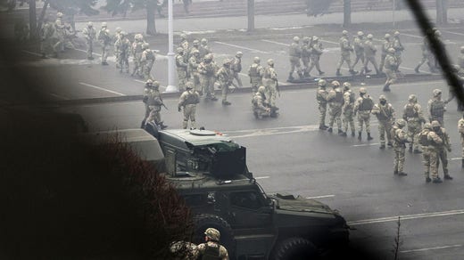 Forze di sicurezza alle proteste in Kazakistan.