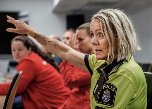 På mötet delas Kalmar upp, och tips om var det kan bli stökigt gås igenom. Ulrika Medrin patrullerar med cykel ihop med en kollega.