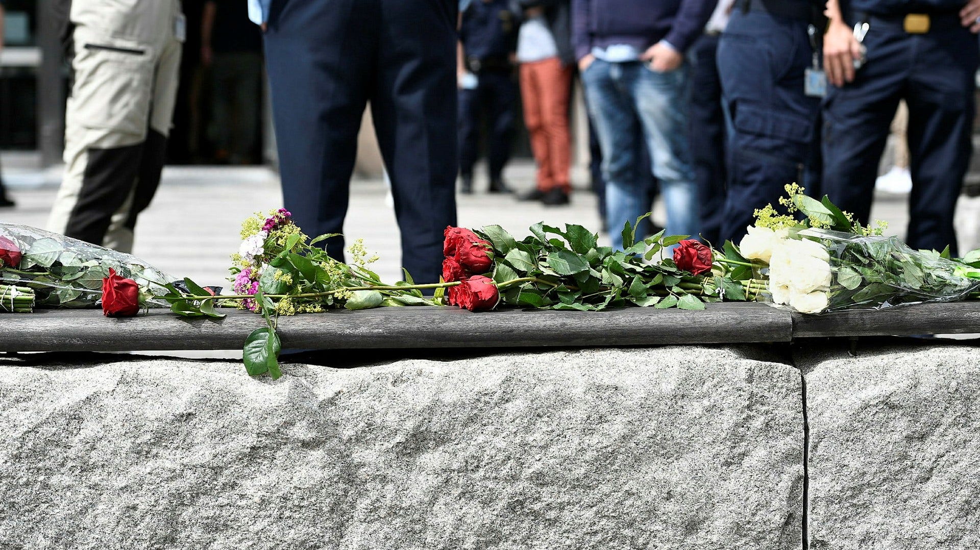 Bilden är tagen i samband med att en tyst minut hölls utanför polishuset i Göteborg efter att polismannen blivit ihjälskjuten i Biskopsgården.