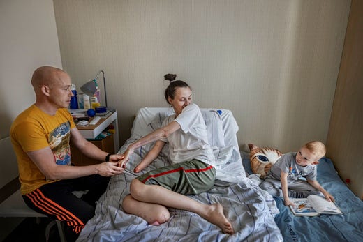 För Kateryna Herman har maken Konstantin och sonen Damir varit en viktig del i hennes rehabilitering. ”Vi är ju tillsammans, som en familj och då är det lätt”, säger hon.