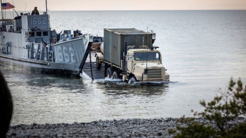Trupat amerikane zbarkojnë të enjten në poligonin e qitjes Tofta në Gotland.