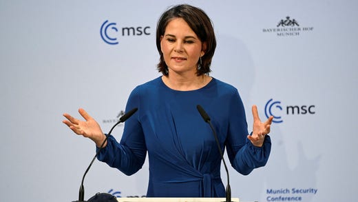 Tysklands utrikesminister Annalena Baerbock talar vid förra årets säkerhetskonferens i München, som på grund av coronapandemin hade färre deltagare än vanligt.