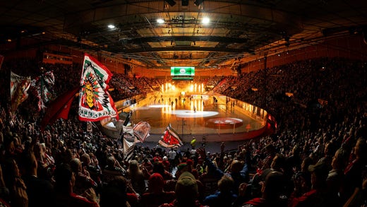 Storpublik inväntar match mellan Frölunda och Färjestad i höstas. Mats Grauers tror att det kan bli svårt att få tillbaka publiken igen efter flera år i en mindre arena.