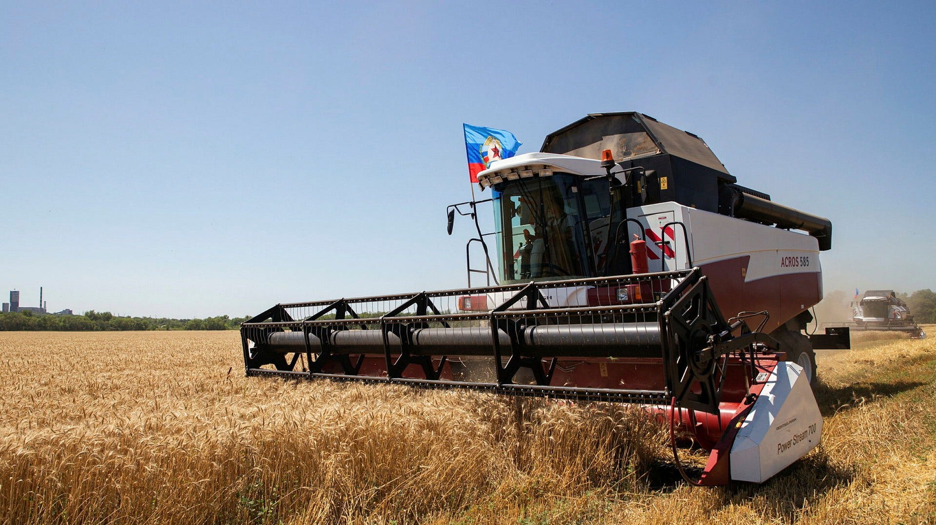 En skördetröska i Luhansk i Ukraina, 13 juli 2021. Förra året skörade de ukrainska bönderna 86 miljoner ton spannmål, det mesta från de sydliga slättlandskapen.