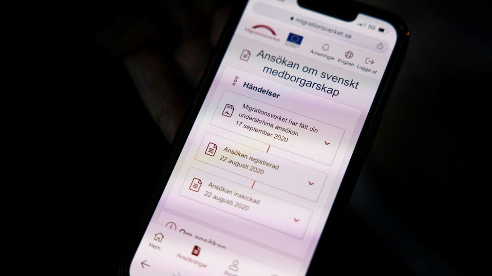 Hasan Akilo och Amar Shammo loggar in på Migrationsverkets servicesida flera gånger om dagen för att se om ett beslut har fattats. Det är över två år sedan de ansökte om att få bli svenska medborgare.