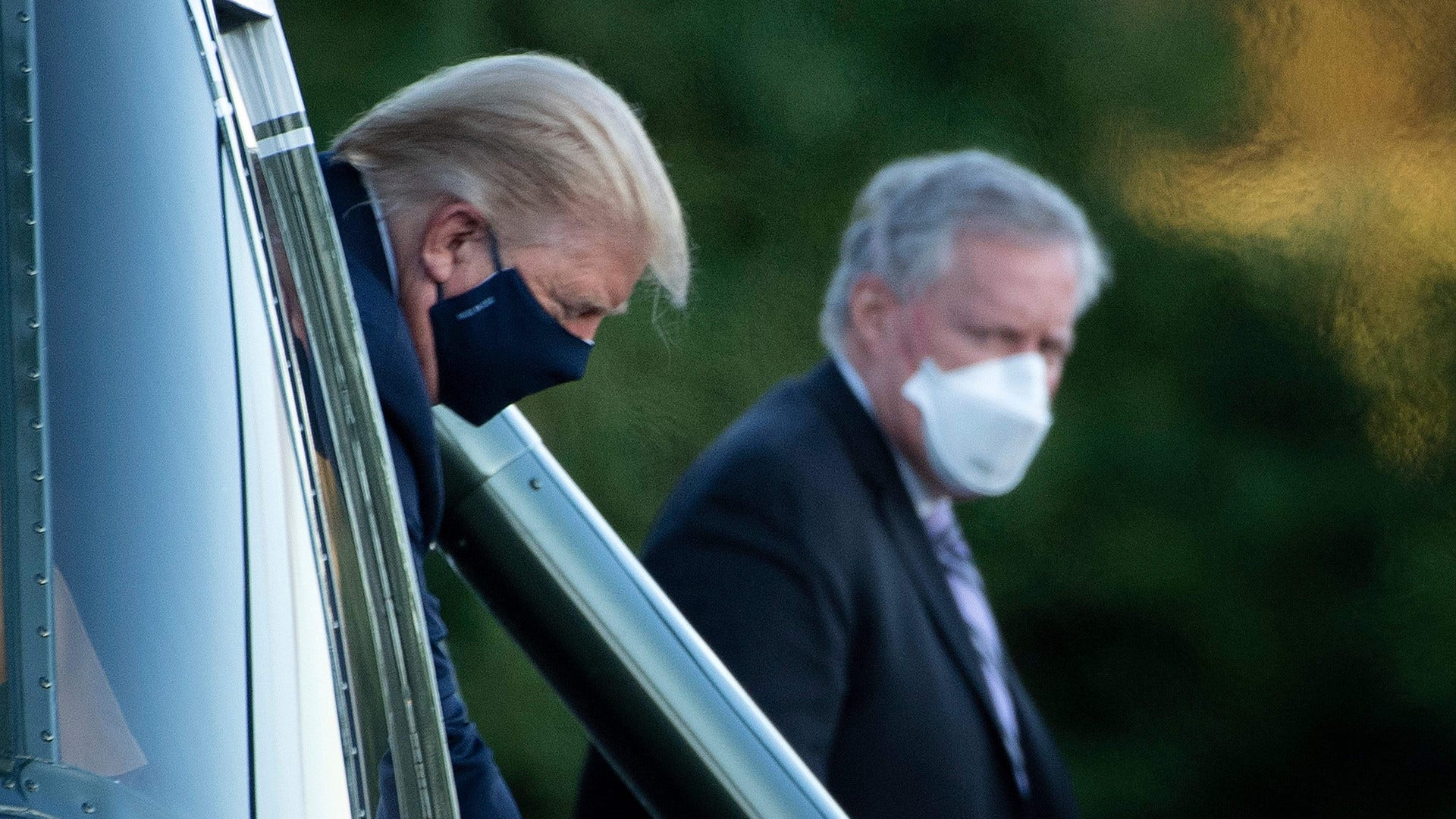Donald Trump anlände till militärsjukhuset Walter Reed med helikopter.