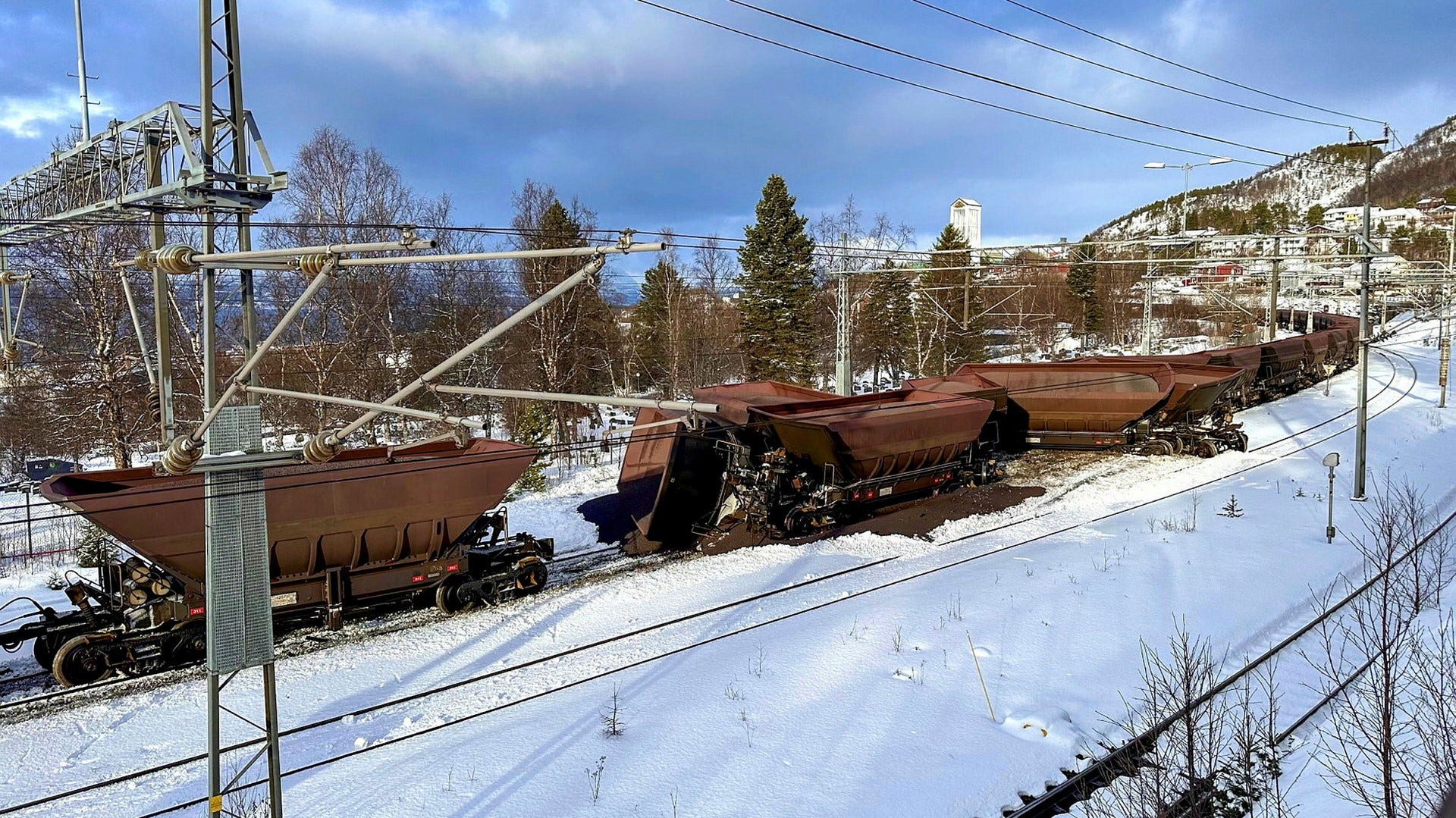 Ett 30-tal av tågets vagnar spårade ut på söndagen.
