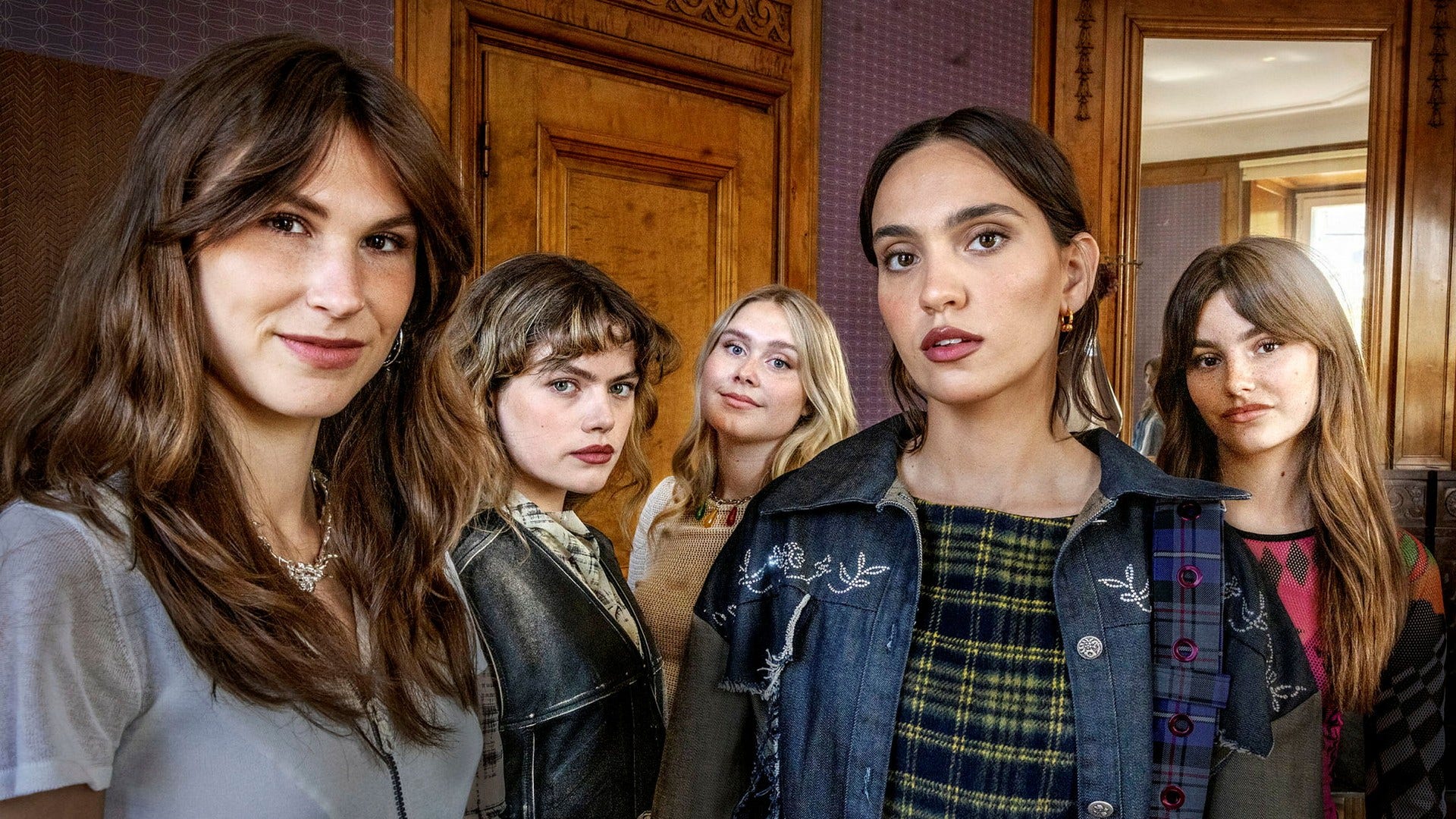 Huvudrollerna i ”Barracuda Queens” spelas av Tindra Monsen, Sarah Gustafsson, Alva Bratt, Sandra Zubovic och Tea Stjärne.