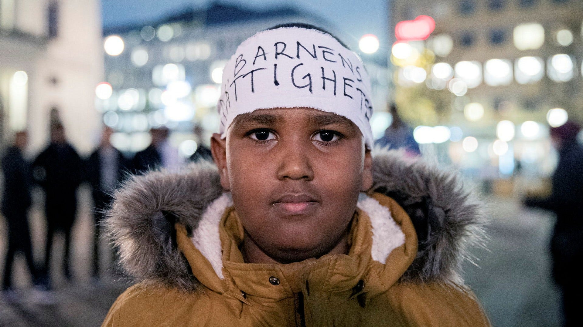 Flera personer som deltog vid demonstrationen bar tygremsor runt huvudet med olika budskap. Abdullahi, på bilden, är själv inte elev på Römosseskolan, men däremot flera av hans vänner. Hans mamma arbetar också som skolsköterska på skolan.