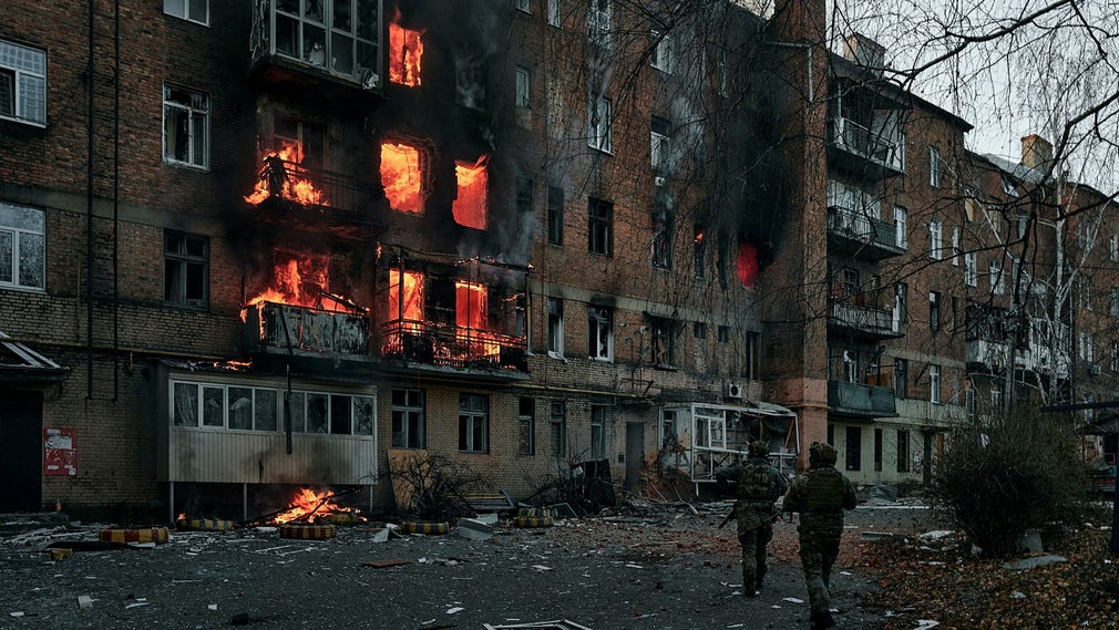 Un condominio prende fuoco dopo un bombardamento di artiglieria a Pashmut, nella regione di Donetsk, il 7 dicembre.