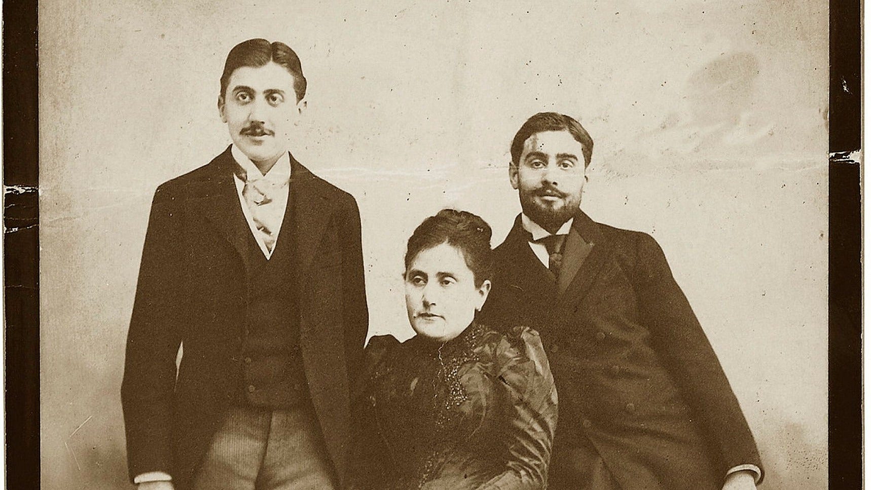 Marcel Proust tillsammans med sin älskade mor Jeanne och bror Robert runt 1891.