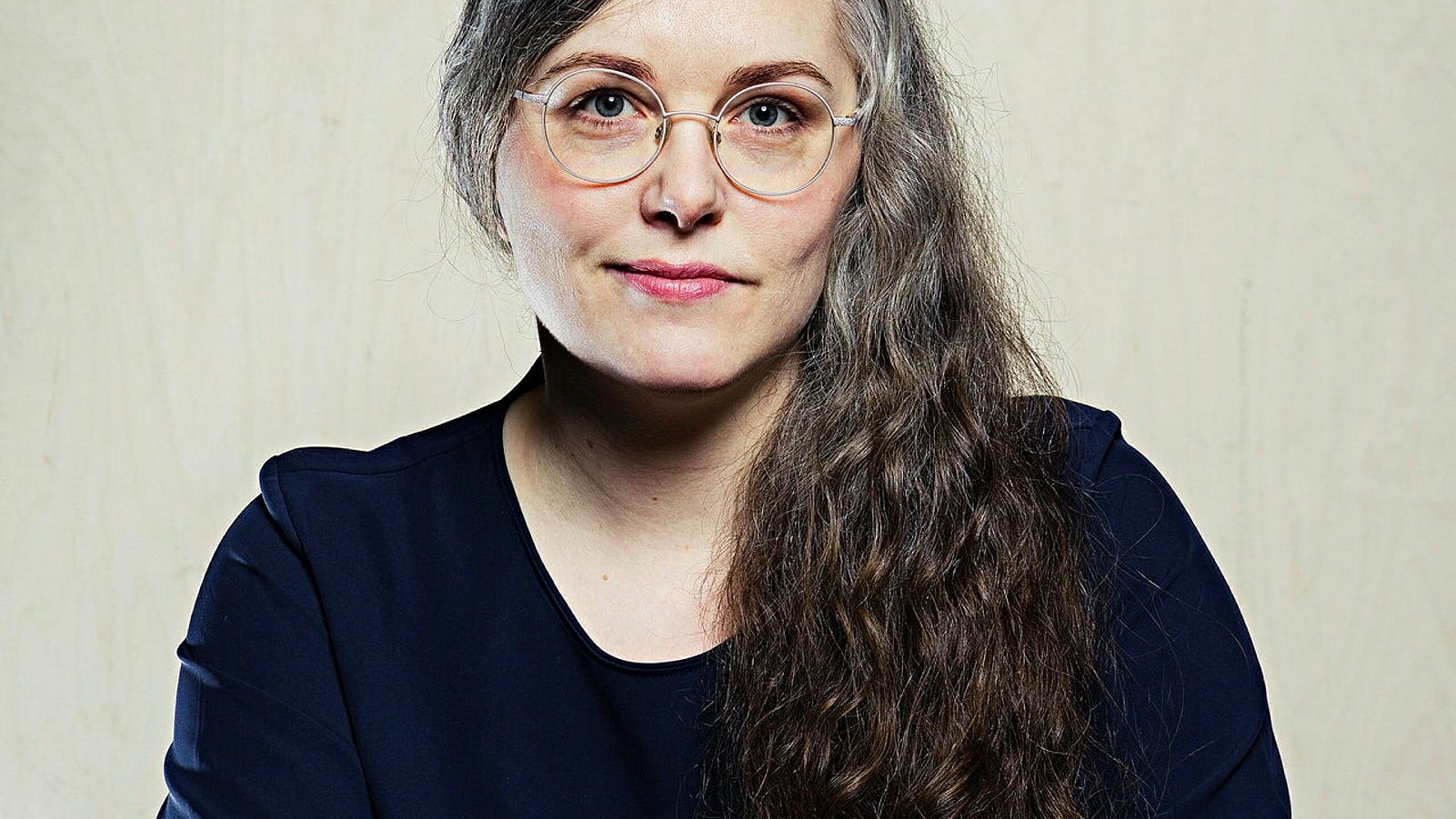 Elin Willows är född 1982, bor i Finland och är även verksam som kulturjournalist.