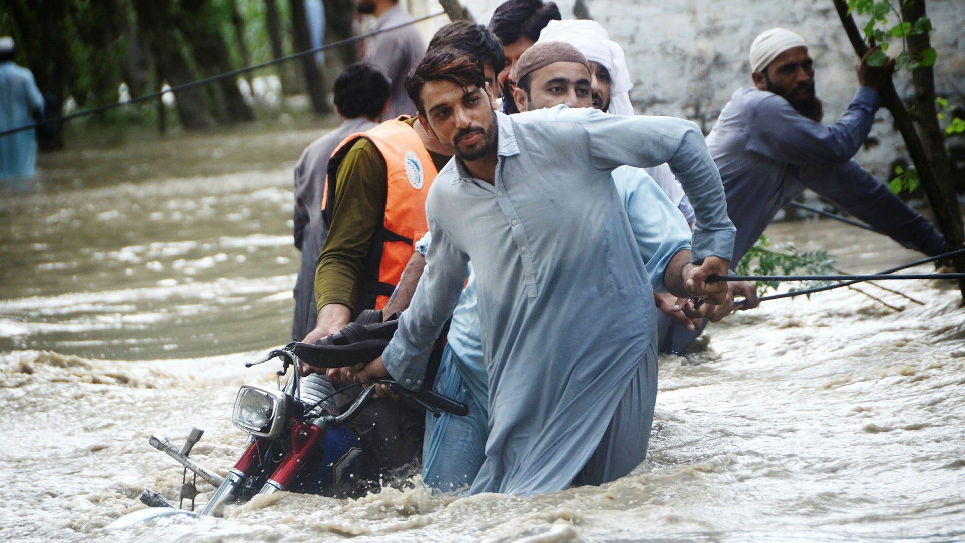 33 miljoner människor drabbades av översvämningarna i Pakistan för ett par månader sedan. En tredjedel av landet låg under vatten och närmare åtta miljoner har förlorat sina hem.