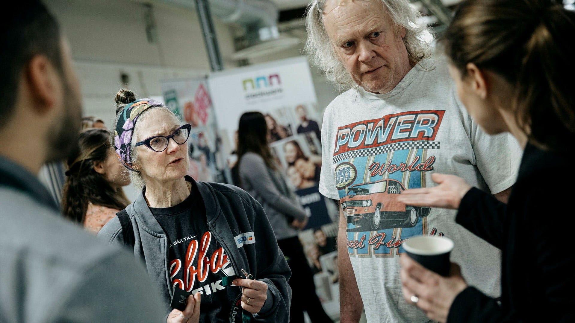 Susanne Brander och hennes sambo Göran Haglind. Han fyller 60 i år och har nappat på erbjudandet om att få gå i pension. Nu ser han fram emot att ha tid att meka med bilarna hemma, och valpen de skaffat.