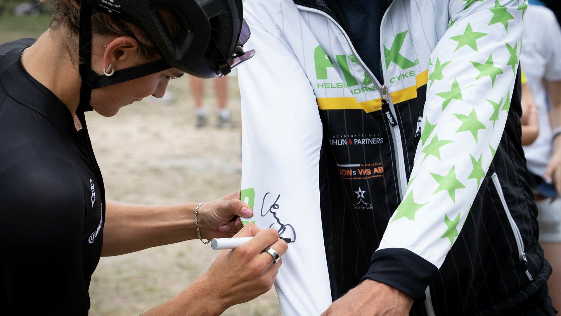 Afterwards, Jenny Rissveds had to sign autographs for longer than the race itself with children and young people who came forward.