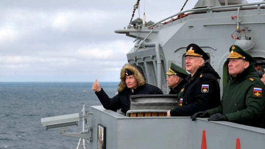 Il presidente Putin, il ministro della Difesa Sergei Shogo, il comandante della marina russa Nikolai Yevminov e Alexander Dvornikov durante un'esercitazione militare nel Mar Nero nel gennaio 2020.