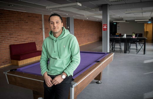 På dagarna arbetar Shan Raja sedan ett par veckor som ekonom och på kvällarna som ungdomsledare. ”Det är kanske inte hållbart att arbeta 200 procent, men jag har hittat mitt kall”, säger han.