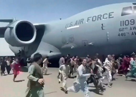 Det kaotiska amerikanska tillbakadragandet från Afghanistan fick hård kritik och ledde till att talibanerna återtog makten i landet. På flygplatsen i huvudstaden Kabul försökte hundratals människor komma ombord på den sista utländska planen som lämnade Afghanistan.
