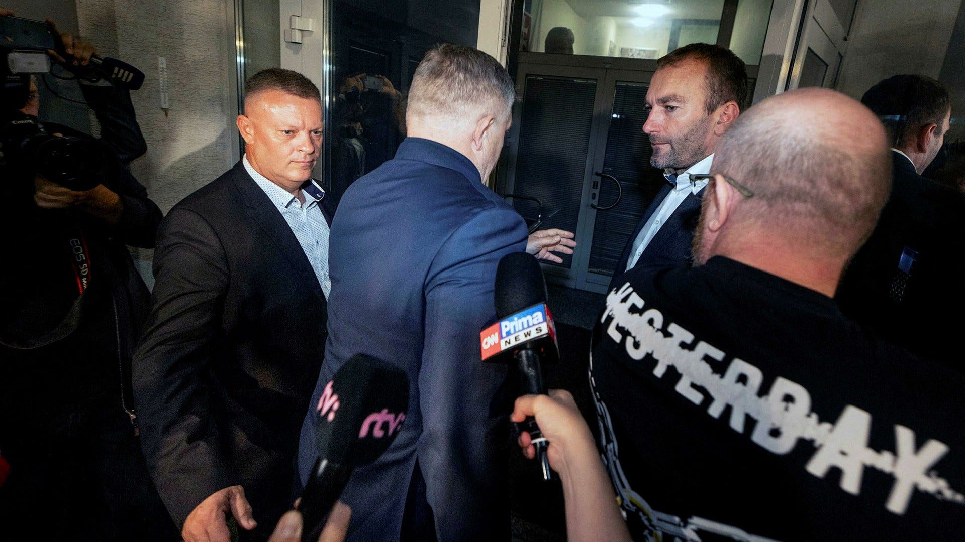 Smers partiledare Robert Fico anländer till partiets högkvarter i Bratislava på lördagskvällen.