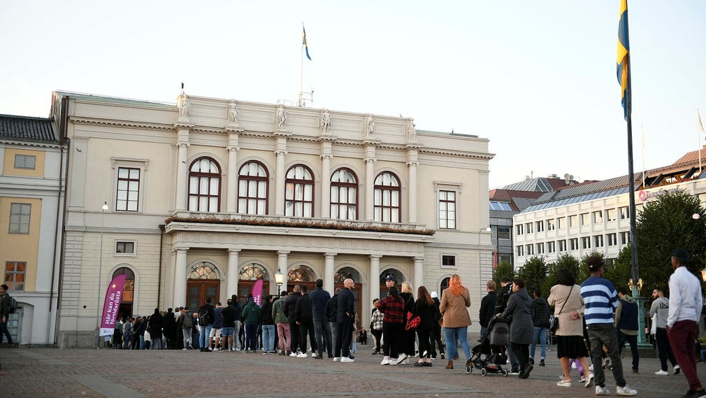 Köer till vallokalen på Gustav Adolfs torg i Göteborg på valdagen den 11 september. Valmyndigheten har tagit fram handledning, men får inte utfärda föreskrifter till kommunerna om hur valsedlar och valkuvert ska delas ut, skriver myndigheten i ett svar på en insändare.