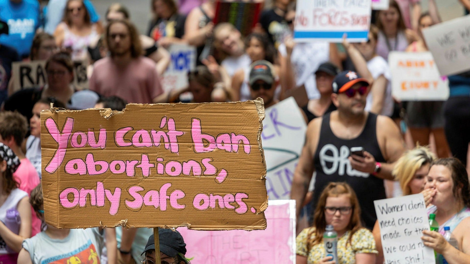 Abortfrågan har varit extra aktuell sedan högsta domstolen i USA rev upp det domslut som gav alla amerikaner rätten till abort.