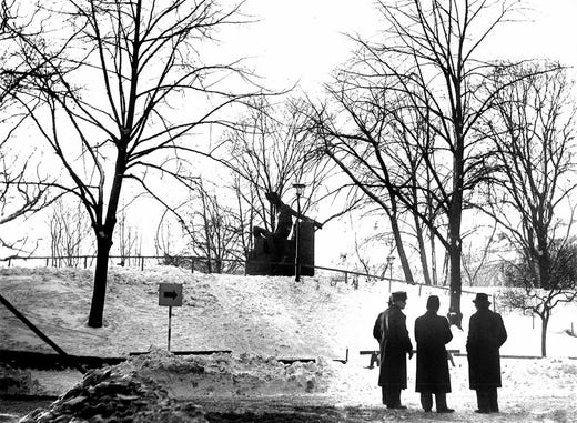 En atrapp av Strindbergsstatyn sattes upp i Tegnérlunden i februari 1942. Här inspekteras den av bland andra konstnären Carl Eldh och stadsträdgårdsmästaren Holger Blom.