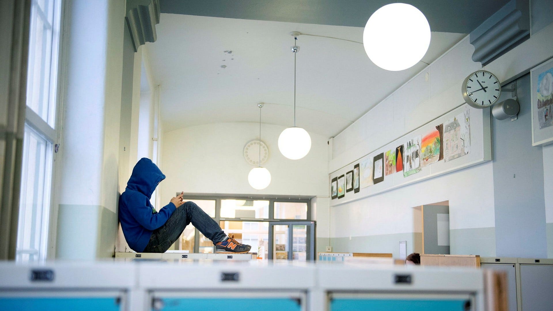 Äldre som vill avsluta sin tid i yrkeslivet i skolan skulle kunna göra en stor insats om de fick betalt, anser insändarskribenten.