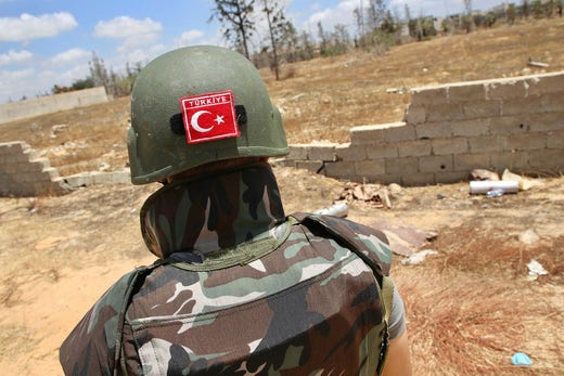 I början av år 2020 skickade Turkiet militär till Libyen för att stötta regeringssidan i det pågående inbördeskriget. På bilden syns ett team av minröjare utanför huvudstaden Tripoli. Enligt USA var Sadat inblandat i att rekrytera och träna soldater, men det förnekar de ansvariga.