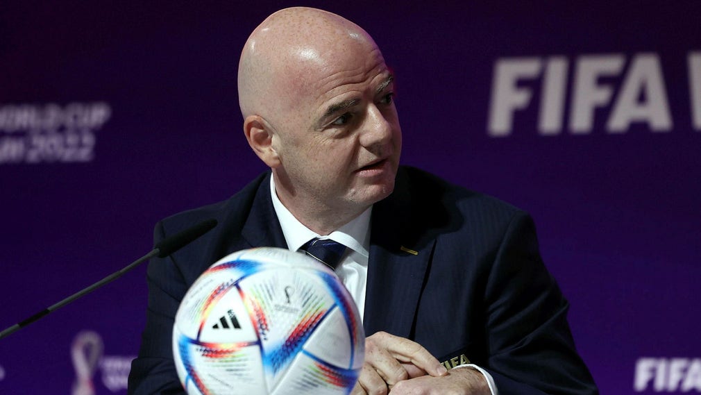 Missar bollen: Infantino.