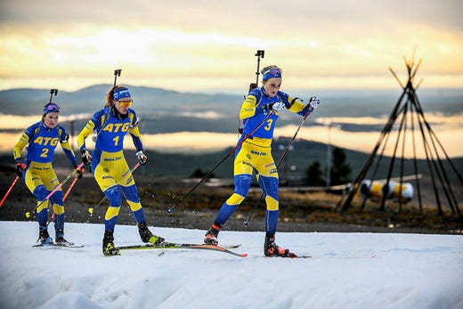 Det blev inget lopp i OS. Men i vinter hoppas Stina Nilsson, här med Hanna Öberg och Johanna Skottheim, få tävla mycket. Bra resultat i världscupen kan leda till VM i tyska Oberhof i februari.