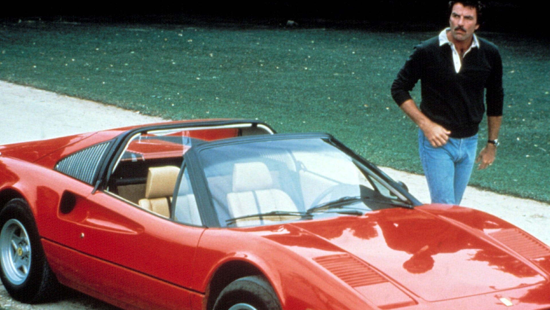 Privatdeckaren Thomas Magnum – spelad av Tom Selleck – kör gärna omkring i den röda Ferrarin i tv-serien med namnet ”Magnum”.