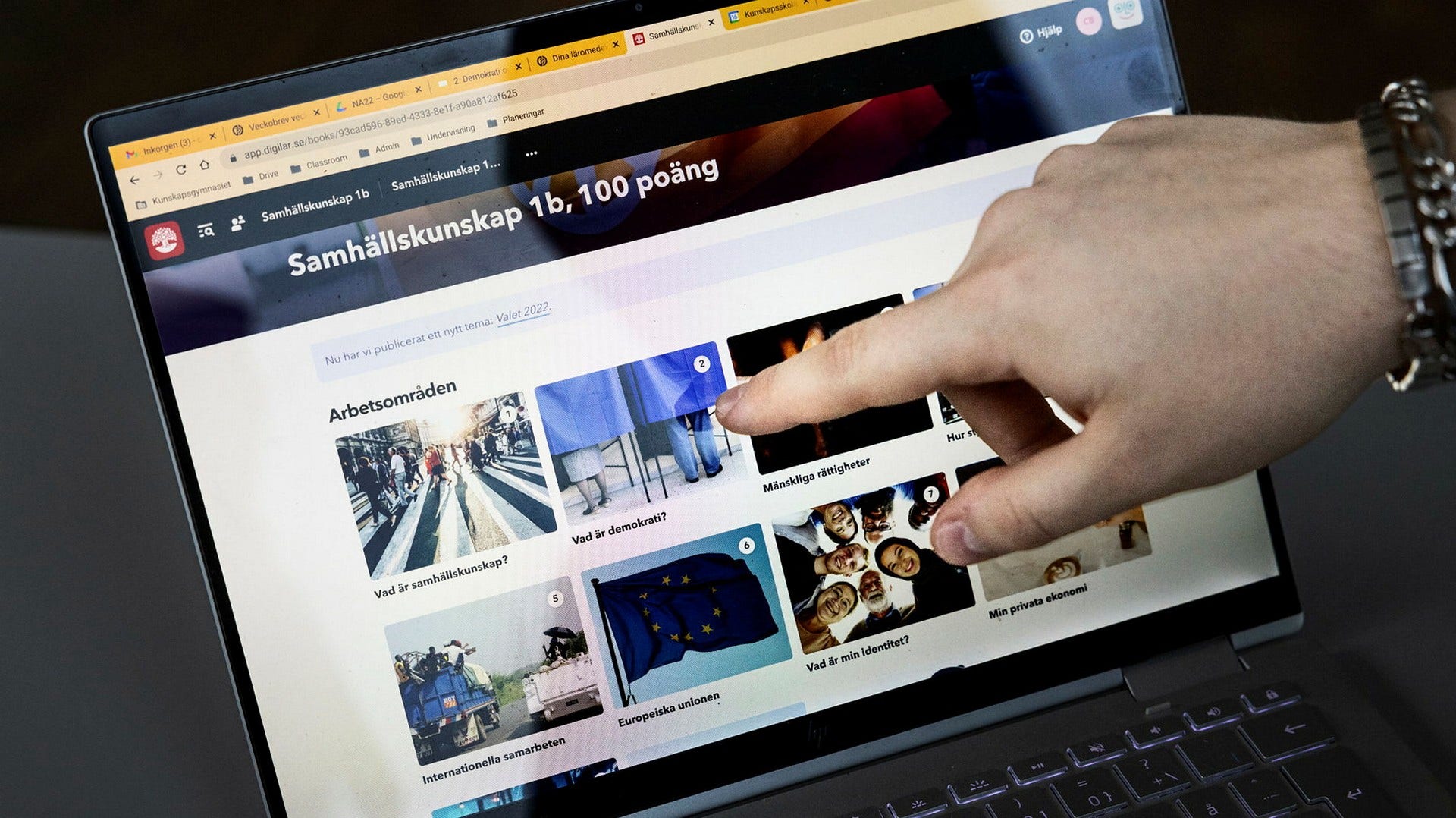 En majoritet av gymnasieeleverna i undersökningen tror att politiker kan straffa domare som de anser har ”dömt fel”.