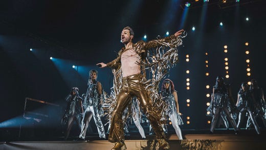 Ola Salo som glittrig Judas.