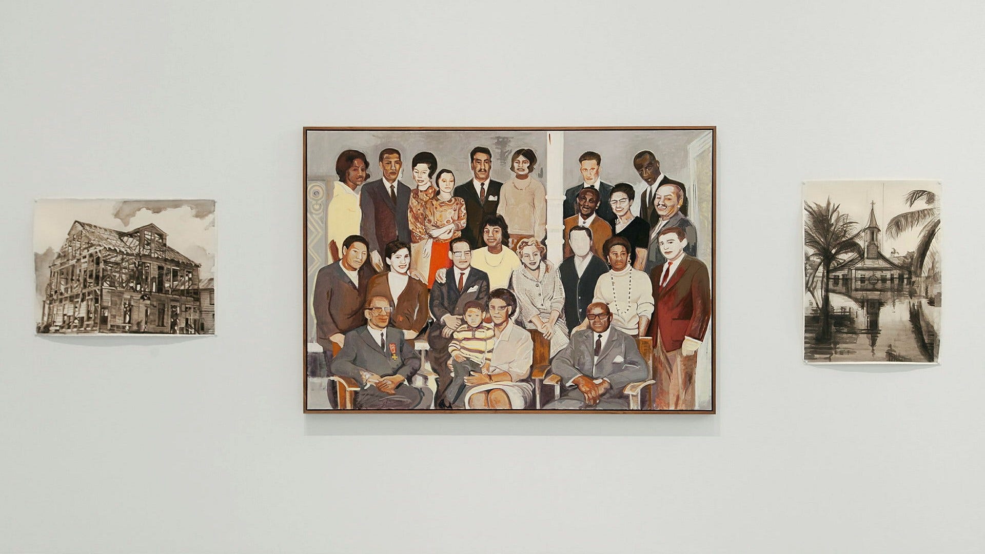 Målningar av Filippa Arrias på Botkyrka konsthall, med ”The Office” i mitten.