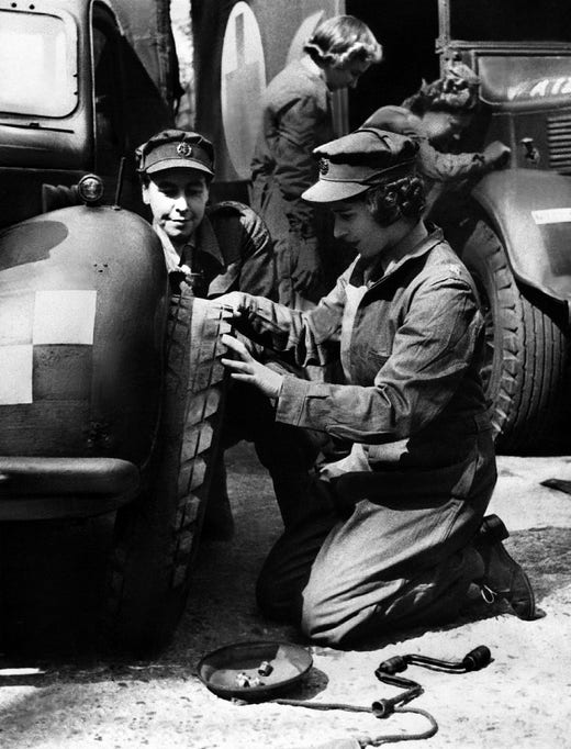 Prinsessan Elizabeth byter däck under sin utbildning till fordonsmekaniker och lastbilsförare 1945.