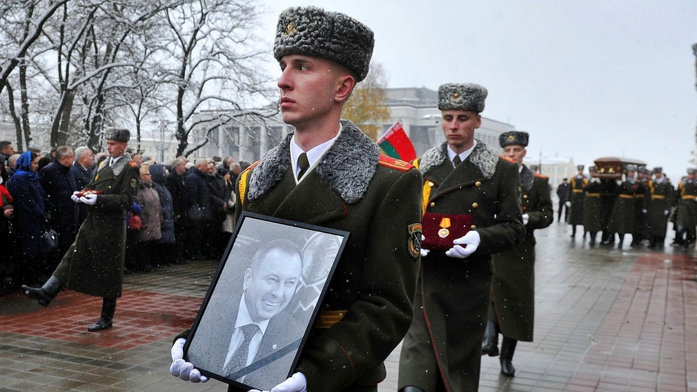 Una guardia d'onore porta un ritratto del ministro degli Esteri bielorusso Vladimir Makei, morto improvvisamente all'età di 64 anni. La bara è portata da altri membri della guardia d'onore.