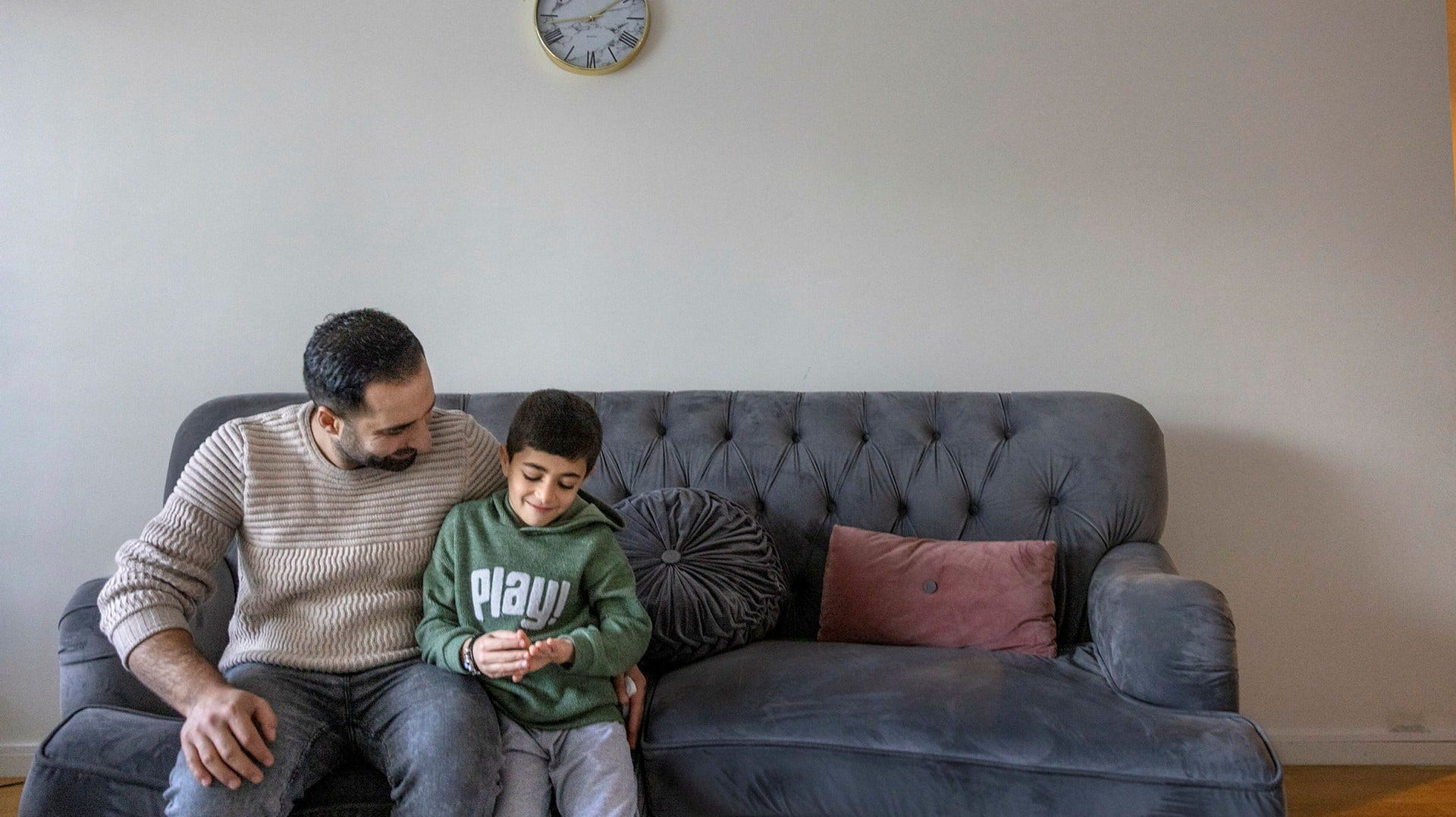 Hasan Akilo med åttaårige sonen Ibrahim. Sonen är redan svensk medborgare, medan pappa fortfarande väntar på besked.