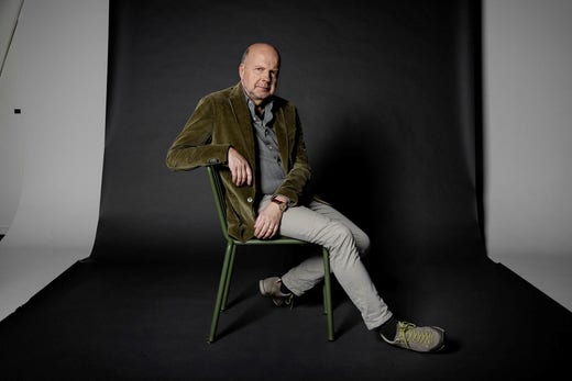 Gunnar Bolin började som hallåman 1984, alltså den som läste tablån. Snart tog han sig via Dramatiska institutets radiolinje vidare till kulturredaktionen. Han var mer intresserad av innehåll än röst redan då