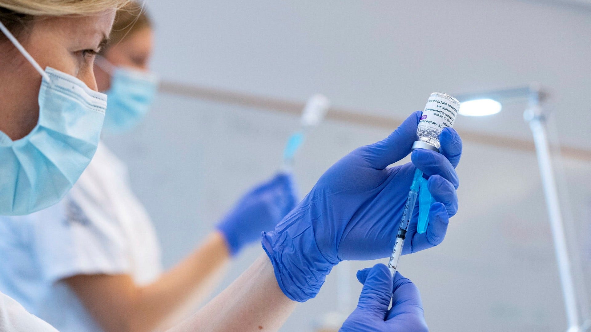 En spruta laddas med 0,5 ml Covid-19 vaccin från Astra Zeneca.