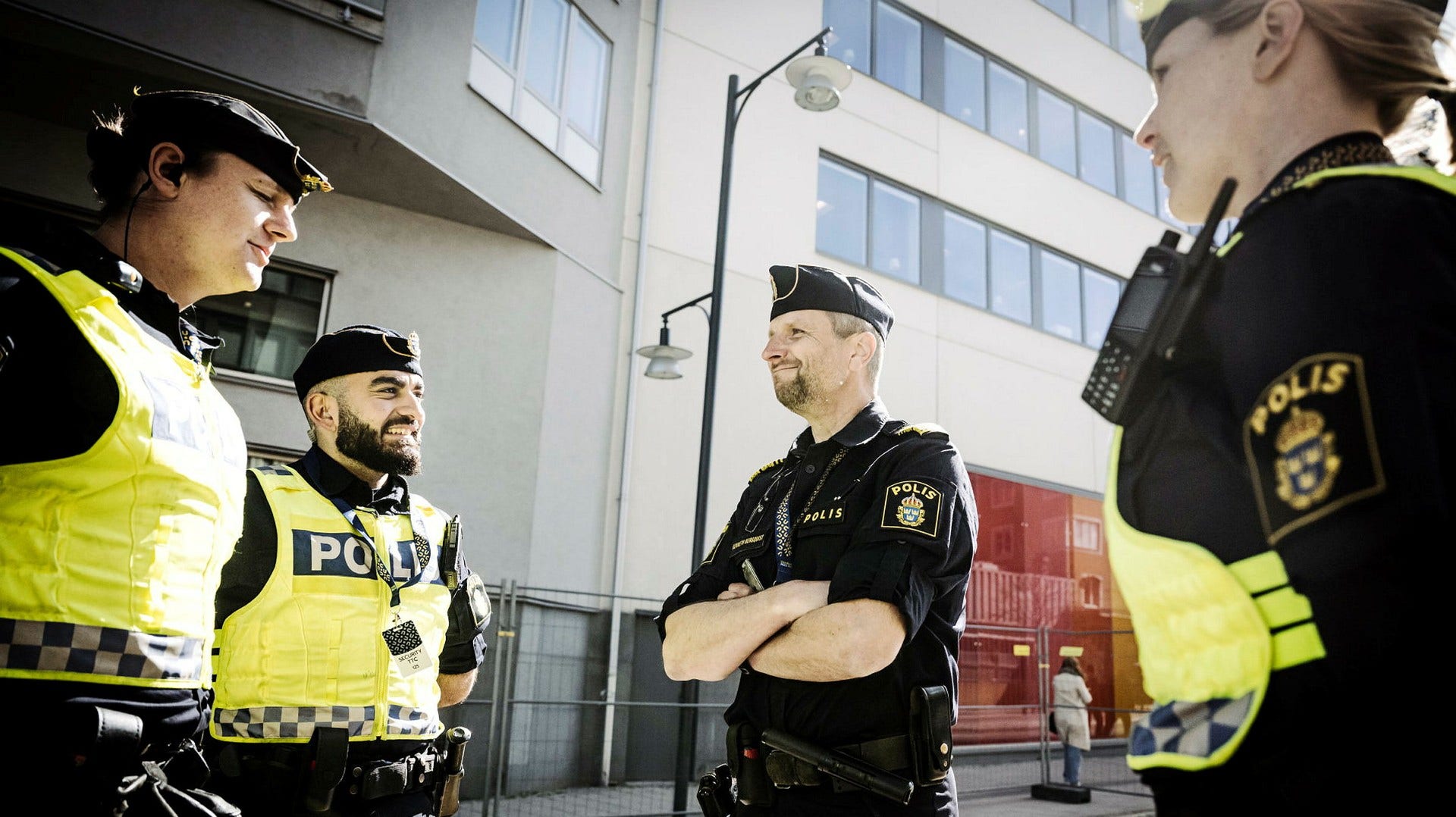 Centrala Luleå är avspärrat inför det stundande EU-toppmötet. Innanför stängslet står Kenneth Bergquist, kommenderingschef för EU-toppmötet, och pratar med sina poliskollegor.