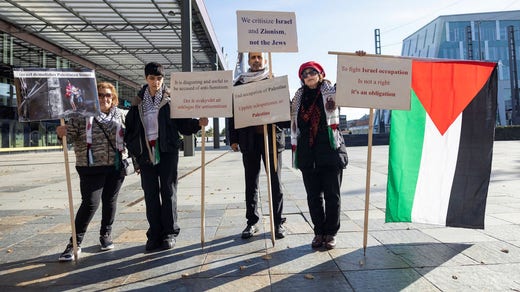Ett fåtal personer hade samtalats för att demonstrera mot Israel i samband med konferensen i Malmö.