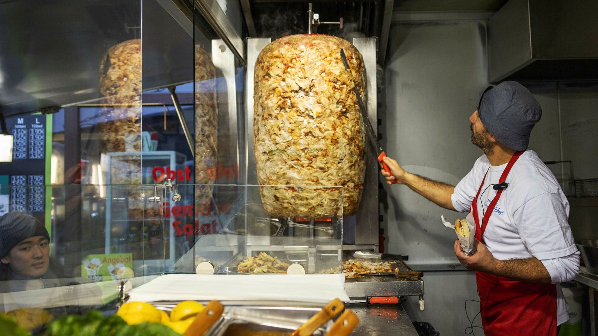 Tarik Kara i Berlin har serverat döner i över 30 år. ”Dönern ska inte vara så dyr, den ska vara tillgänglig för alla”, säger han till DN.