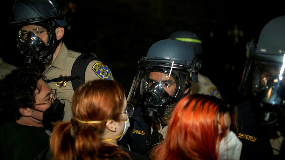 Våldsamheter i Los Angeles – kravallpolis kallades in
