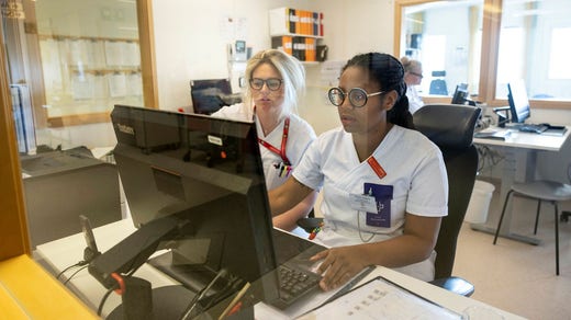 I dag är barnmorskeutbildningen 1,5 år. Under den tiden ska studenter som Viviana Lundberg vara med på minst 50 födslar. Här stöttar handledaren Jessica Ellgard i journalföringen. För att utbilda dig till barnmorska måste du vara sjuksköterska i grunden.