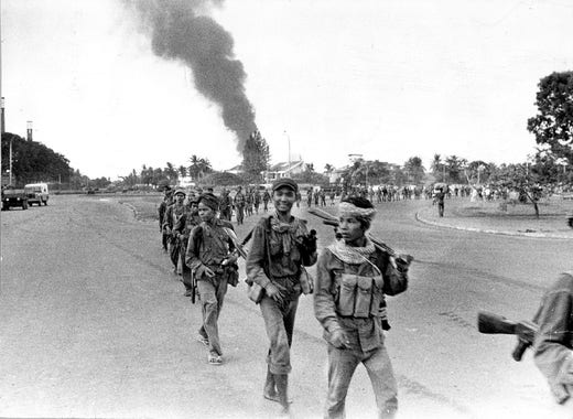 Röda khmererna tågar in i huvudstaden Phnom Penh i maj 1975. DN-fotografen Sven-Erik Sjöberg var en av de få svenskar som vardär.