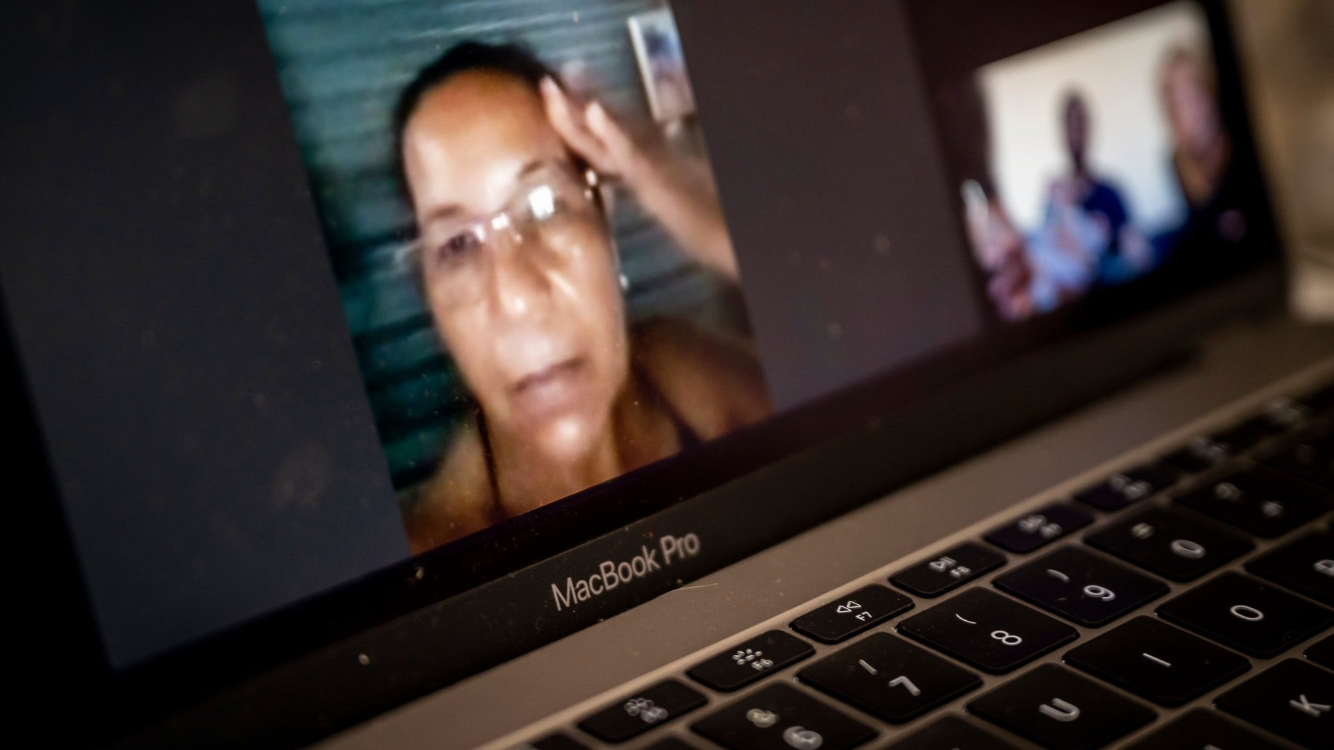 Cecilia Paez födde sin son på ett så kallat mödrahem och tvingades lämna ifrån sig pojken efter två dagar, berättar hon för DN.